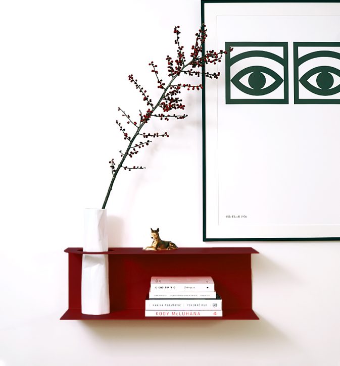 Minimalistyczna półka ścienna Smith z charakterystycznym wycięciem, w kolorze burgundowym Burgundy Star – designerska i trwała konstrukcja z metalu. Hogai.
