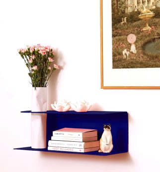 Minimalistyczna półka ścienna Smith z charakterystycznym wycięciem, w kolorze głębokiego kobaltu Cobalt Love – designerska i trwała konstrukcja z metalu. Hogai.