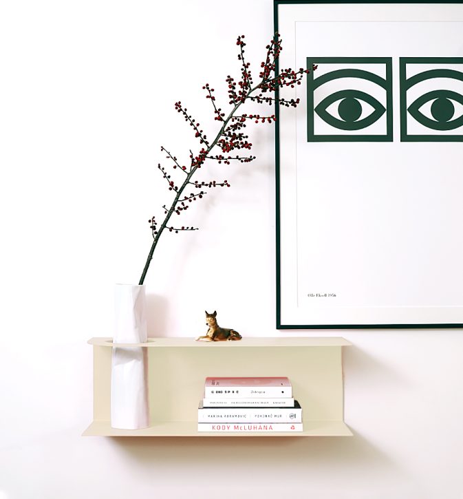 Minimalistyczna półka ścienna Smith z charakterystycznym wycięciem, w kolorze Ecru Lady – designerska i trwała konstrukcja z metalu. Hogai.