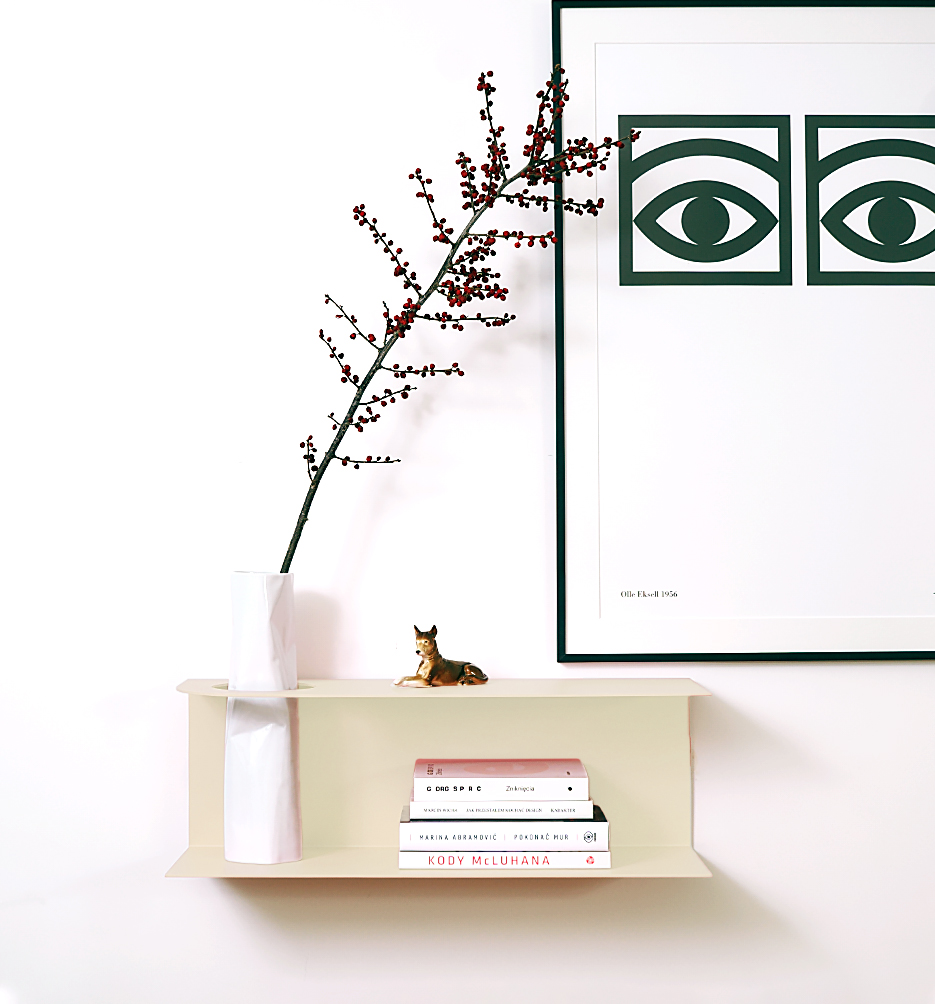 smith_ecrul-04 | Hogai Minimalistyczna półka ścienna smith z charakterystycznym wycięciem, w kolorze ecru lady – designerska i trwała konstrukcja z metalu. Hogai.