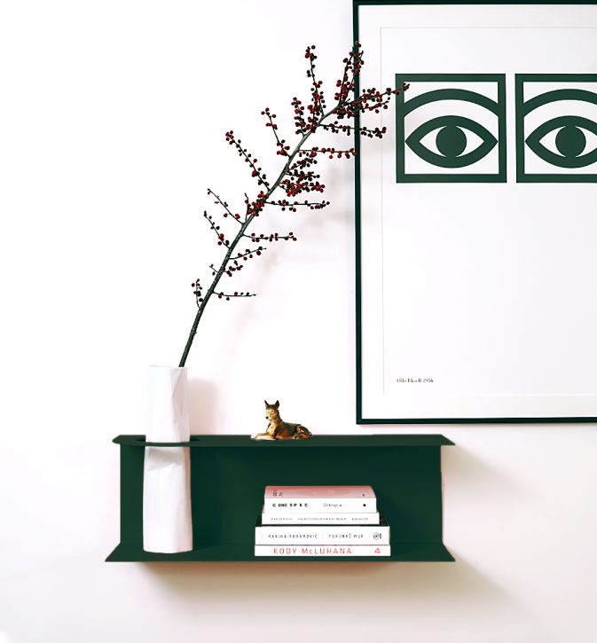 Minimalistyczna półka ścienna Smith z charakterystycznym wycięciem, w kolorze zielonym Green Bottle – designerska i trwała konstrukcja z metalu. Hogai.