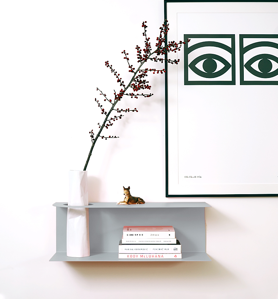 smith_greyf-04 | Hogai Minimalistyczna półka ścienna smith z charakterystycznym wycięciem, w kolorze szarym grey flow – designerska i trwała konstrukcja z metalu. Hogai.