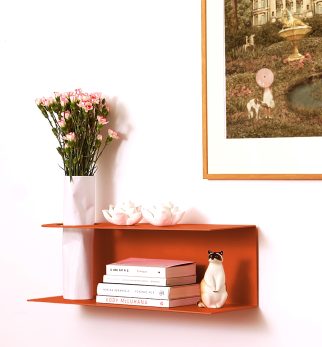 Minimalistyczna półka ścienna Smith z charakterystycznym wycięciem, w kolorze pomarańczowym Orange Joy – designerska i trwała konstrukcja z metalu. Hogai.