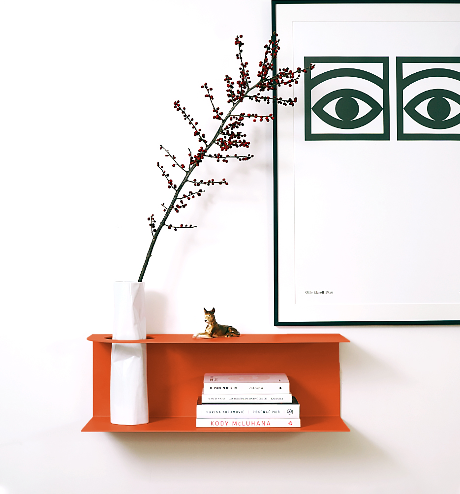 smith_orangej-04 | Hogai Minimalistyczna półka ścienna smith z charakterystycznym wycięciem, w kolorze pomarańczowym orange joy – designerska i trwała konstrukcja z metalu. Hogai.