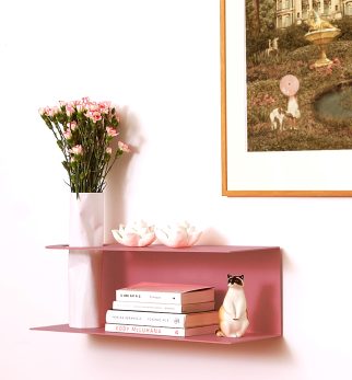 Minimalistyczna półka ścienna Smith z charakterystycznym wycięciem, w kolorze różowym Pink Power – designerska i trwała konstrukcja z metalu. Hogai.
