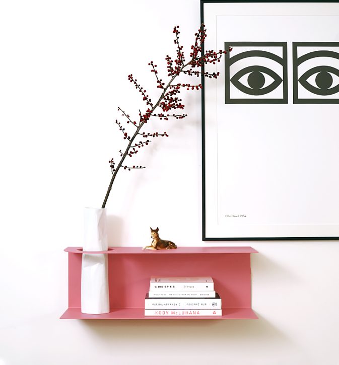 Minimalistyczna półka ścienna Smith z charakterystycznym wycięciem, w kolorze różowym Pink Power – designerska i trwała konstrukcja z metalu. Hogai.