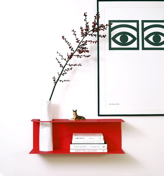 Minimalistyczna półka ścienna Smith z charakterystycznym wycięciem, w kolorze czerwonym Red Light – designerska i trwała konstrukcja z metalu. Hogai.