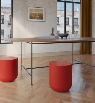 Minimalistyczny stołek Hogai Pianist Red Light w energetycznym i zdecydowanym odcieniu klasycznej czerwieni.