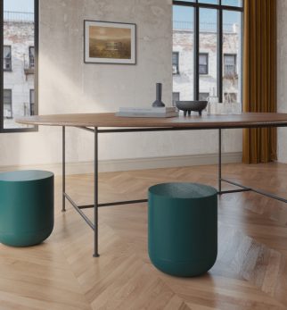 Minimalistyczny stołek Hogai Pianist Green Bottle w głębokim i szlachetnym odcieniu butelkowej zieleni.