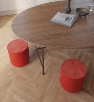 Minimalistyczny stołek Hogai Pianist Red Light w energetycznym i zdecydowanym odcieniu klasycznej czerwieni.