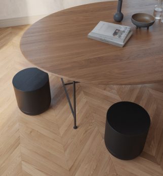 Minimalistyczny stołek Hogai Pianist Black Night w głębokim i eleganckim odcieniu nasyconej czerni.