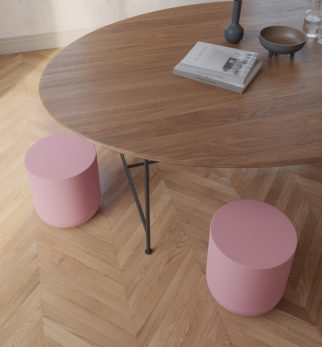 Minimalistyczny stołek Hogai Pianist Pink Power w subtelnym i radosnym odcieniu jasnego różu.