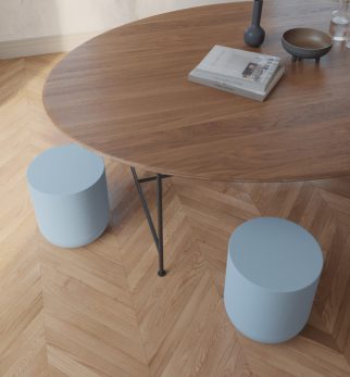 Minimalistyczny stołek Hogai Pianist Baby Blue w jasnym i kojącym odcieniu błękitnego nieba.