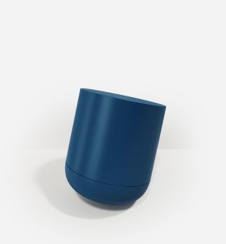 Minimalistyczny stołek Hogai Pianist Blue Jeans w głębokim i klasycznym odcieniu morskiego błękitu.