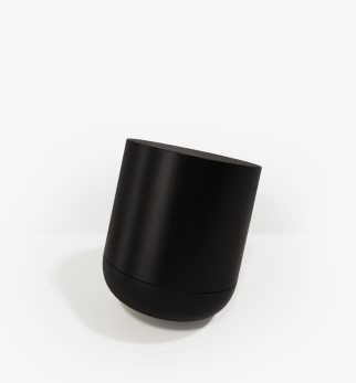 Minimalistyczny stołek Hogai Pianist Black Night w głębokim i eleganckim odcieniu nasyconej czerni.