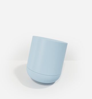 Minimalistyczny stołek Hogai Pianist Baby Blue w jasnym i kojącym odcieniu błękitnego nieba.