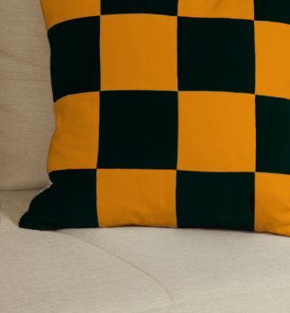 Ręcznie robiona poduszka Dreamer 50x50 z bawełnianego aksamitu marki Hogai.
