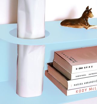 Minimalistyczna półka ścienna Smith z charakterystycznym wycięciem, w kolorze błękitnym Baby Blue – designerska i trwała konstrukcja z metalu. Hogai.