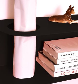 Minimalistyczna półka ścienna Smith z charakterystycznym wycięciem, w kolorze czarnym Black Night – designerska i trwała konstrukcja z metalu. Hogai.