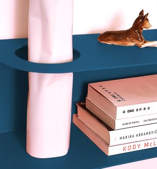 Minimalistyczna półka ścienna Smith z charakterystycznym wycięciem, w kolorze niebieskim Blue Jeans – designerska i trwała konstrukcja z metalu. Hogai.