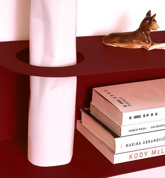 Minimalistyczna półka ścienna Smith z charakterystycznym wycięciem, w kolorze burgundowym Burgundy Star – designerska i trwała konstrukcja z metalu. Hogai.