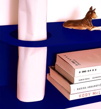 Minimalistyczna półka ścienna Smith z charakterystycznym wycięciem, w kolorze głębokiego kobaltu Cobalt Love – designerska i trwała konstrukcja z metalu. Hogai.