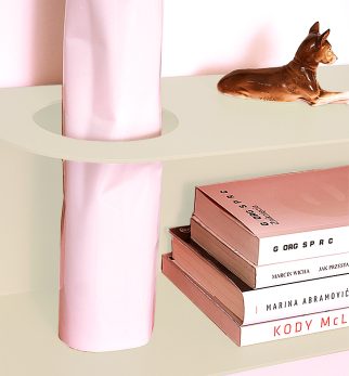 Minimalistyczna półka ścienna Smith z charakterystycznym wycięciem, w kolorze Ecru Lady – designerska i trwała konstrukcja z metalu. Hogai.