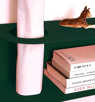 Minimalistyczna półka ścienna Smith z charakterystycznym wycięciem, w kolorze zielonym Green Bottle – designerska i trwała konstrukcja z metalu. Hogai.