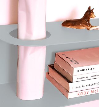 Minimalistyczna półka ścienna Smith z charakterystycznym wycięciem, w kolorze szarym Grey Flow – designerska i trwała konstrukcja z metalu. Hogai.