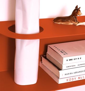 Minimalistyczna półka ścienna Smith z charakterystycznym wycięciem, w kolorze pomarańczowym Orange Joy – designerska i trwała konstrukcja z metalu. Hogai.