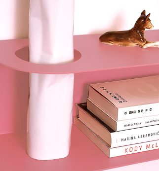 Minimalistyczna półka ścienna Smith z charakterystycznym wycięciem, w kolorze różowym Pink Power – designerska i trwała konstrukcja z metalu. Hogai.
