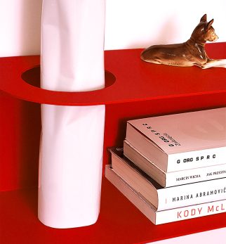 Minimalistyczna półka ścienna Smith z charakterystycznym wycięciem, w kolorze czerwonym Red Light – designerska i trwała konstrukcja z metalu. Hogai.