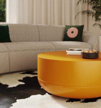 Minimalistyczny, drewniany stolik kawowy Hogai Writer Orange Joy w nasyconym i energetycznym odcieniu soczystego pomarańczu.