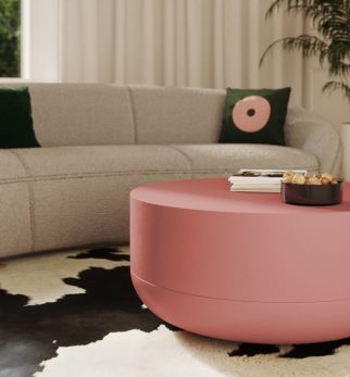 Minimalistyczny, drewniany stolik kawowy Hogai Writer Pink Power w delikatnym odcieniu jasnego różu.