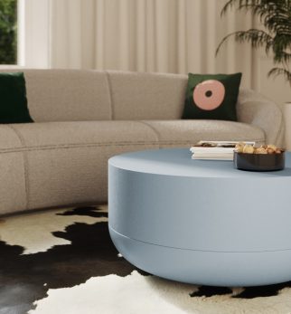 Minimalistyczny, drewniany stolik kawowy Hogai Writer Baby Blue w jasnym i kojącym odcieniu błękitnego nieba.