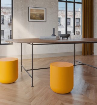 Minimalistyczny stołek Hogai Pianist Orange Joy w nasyconym i energetycznym odcieniu soczystego pomarańczu.