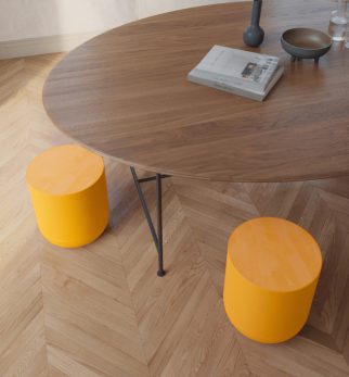 Minimalistyczny stołek Hogai Pianist Orange Joy w nasyconym i energetycznym odcieniu soczystego pomarańczu.