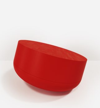 Minimalistyczny, drewniany stolik kawowy Hogai Writer Red Light w energetycznym i zdecydowanym odcieniu klasycznej czerwieni.