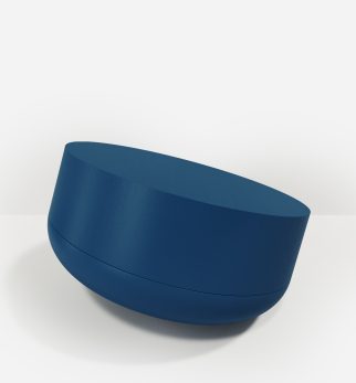 Minimalistyczny, drewniany stolik kawowy Hogai Writer Blue Jeans w głębokim i klasycznym odcieniu morskiego błękitu.