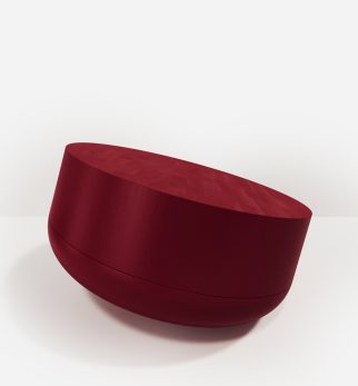 Minimalistyczny, drewniany stolik kawowy Hogai Writer Burgundy Star w głębokim i wyrafinowanym odcieniu dojrzałej wiśni.