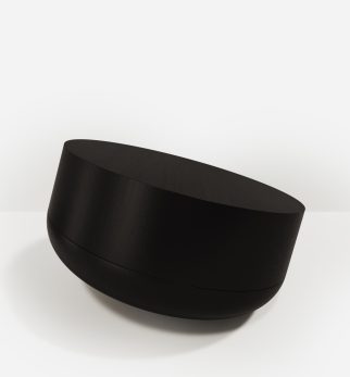 Minimalistyczny, drewniany stolik kawowy Hogai Writer Black Night w głębokim i eleganckim odcieniu nasyconej czerni.