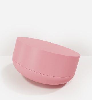 Minimalistyczny, drewniany stolik kawowy Hogai Writer Pink Power w delikatnym odcieniu jasnego różu.
