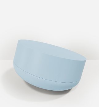 Minimalistyczny, drewniany stolik kawowy Hogai Writer Baby Blue w jasnym i kojącym odcieniu błękitnego nieba.