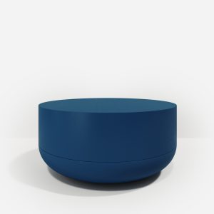 Minimalistyczny, drewniany stolik kawowy Hogai Writer Blue Jeans w głębokim i klasycznym odcieniu morskiego błękitu.