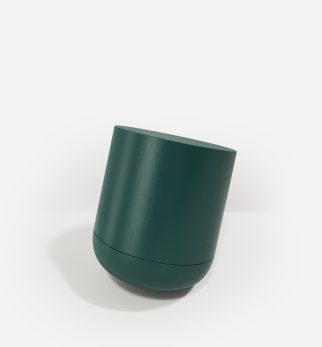 Minimalistyczny stołek Hogai Pianist Green Bottle w głębokim i szlachetnym odcieniu butelkowej zieleni.