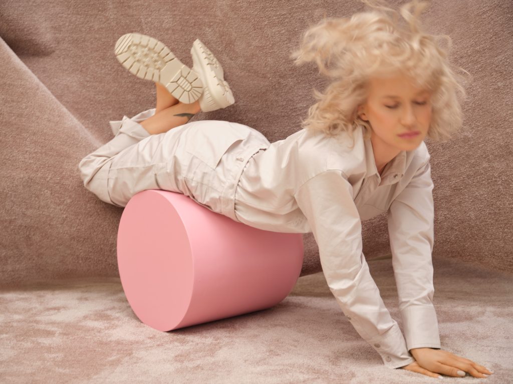 Pianist stool pink power by hogai