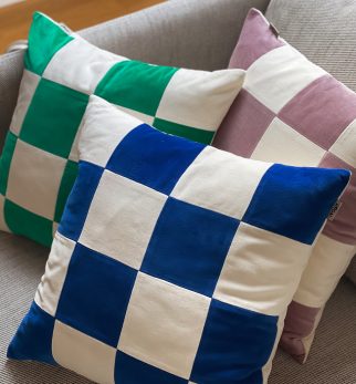 Ręcznie robiona poduszka Dreamer 50x50 z bawełnianego aksamitu marki Hogai.