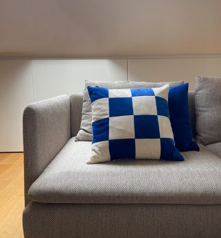 Ręcznie robiona poduszka Dreamer 50x50 z bawełnianego aksamitu marki Hogai.