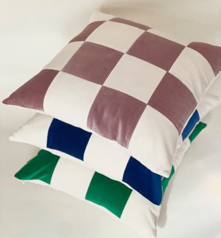 Ręcznie robiona poduszka Dreamer 50x50 z bawełnianego aksamitu marki Hogai.