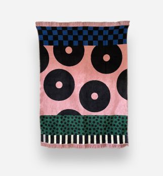 Designerski koc bawełniany Caregiver Black Donut, różowy w czarne pączki, geometryczny wzór od Hogai.